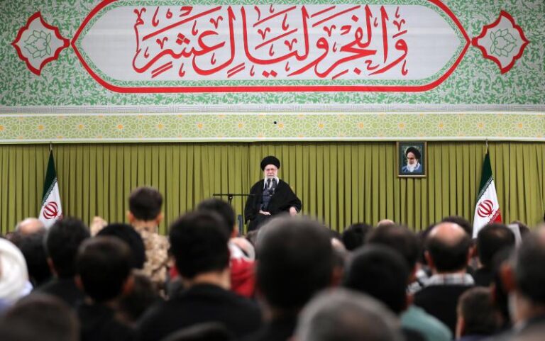 امریکہ جان لیں کہ اگر کوئی جنگ چھیڑی تو یہ جنگ پورے علاقے کو لپیٹ میں لے گی، رہبر معظم انقلاب